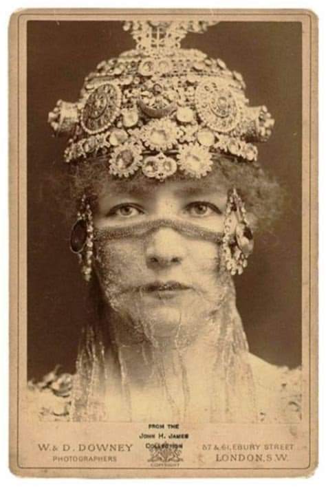 BYLA SARAH BERNHARDT JEDNA ZE 14 000 LIDÍ, KTEŘÍ PŘIŠLI Z RODOVÉ&nbsp;REPUBLIKY?